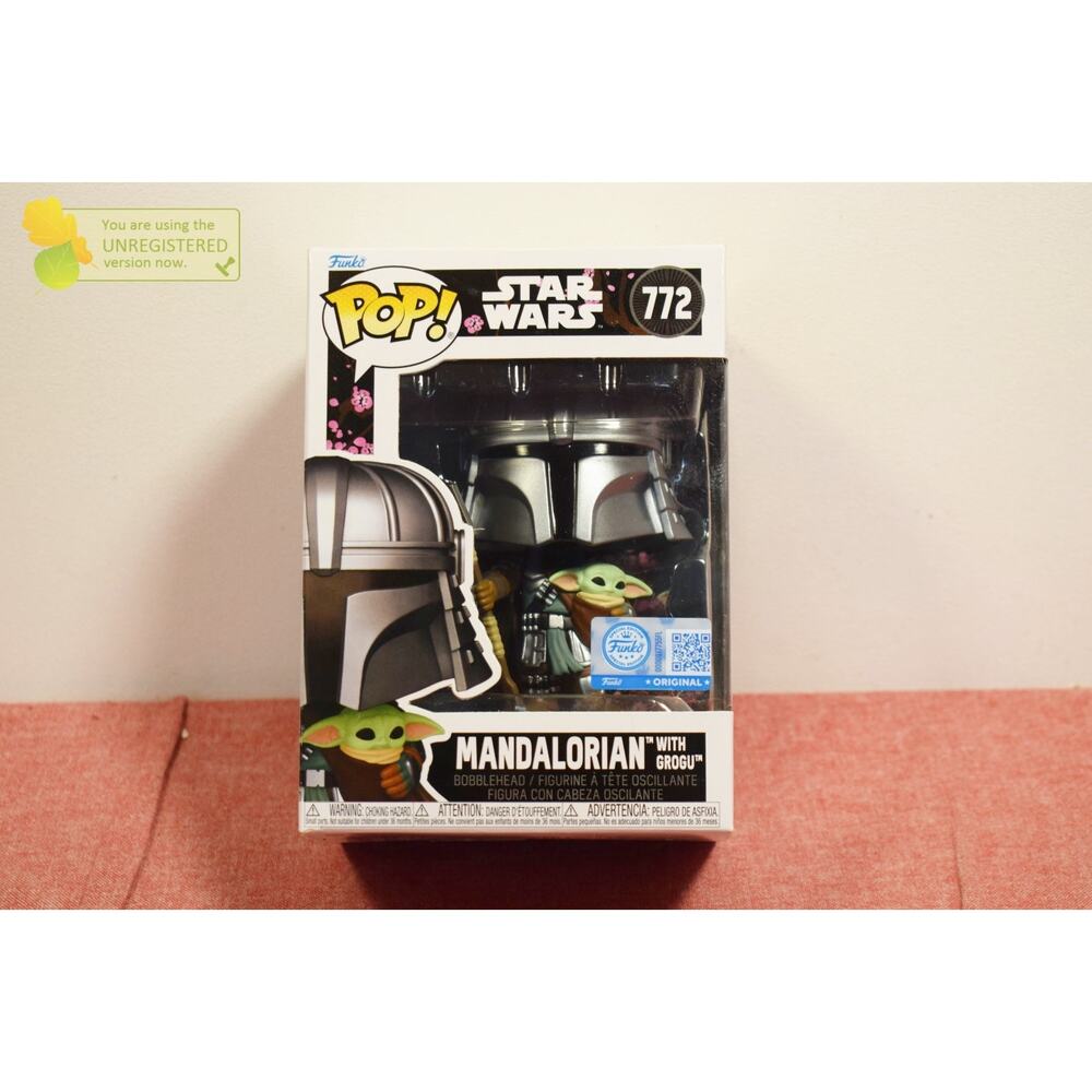 Funko POP! Vinyl Star Wars Mandalorian with Grogu Figure #772